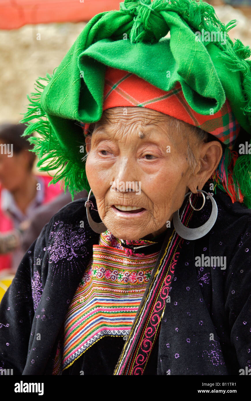 Personnes âgées portrait femme Hmong Fleurs Bac Ha marché dimanche nord du Vietnam Banque D'Images
