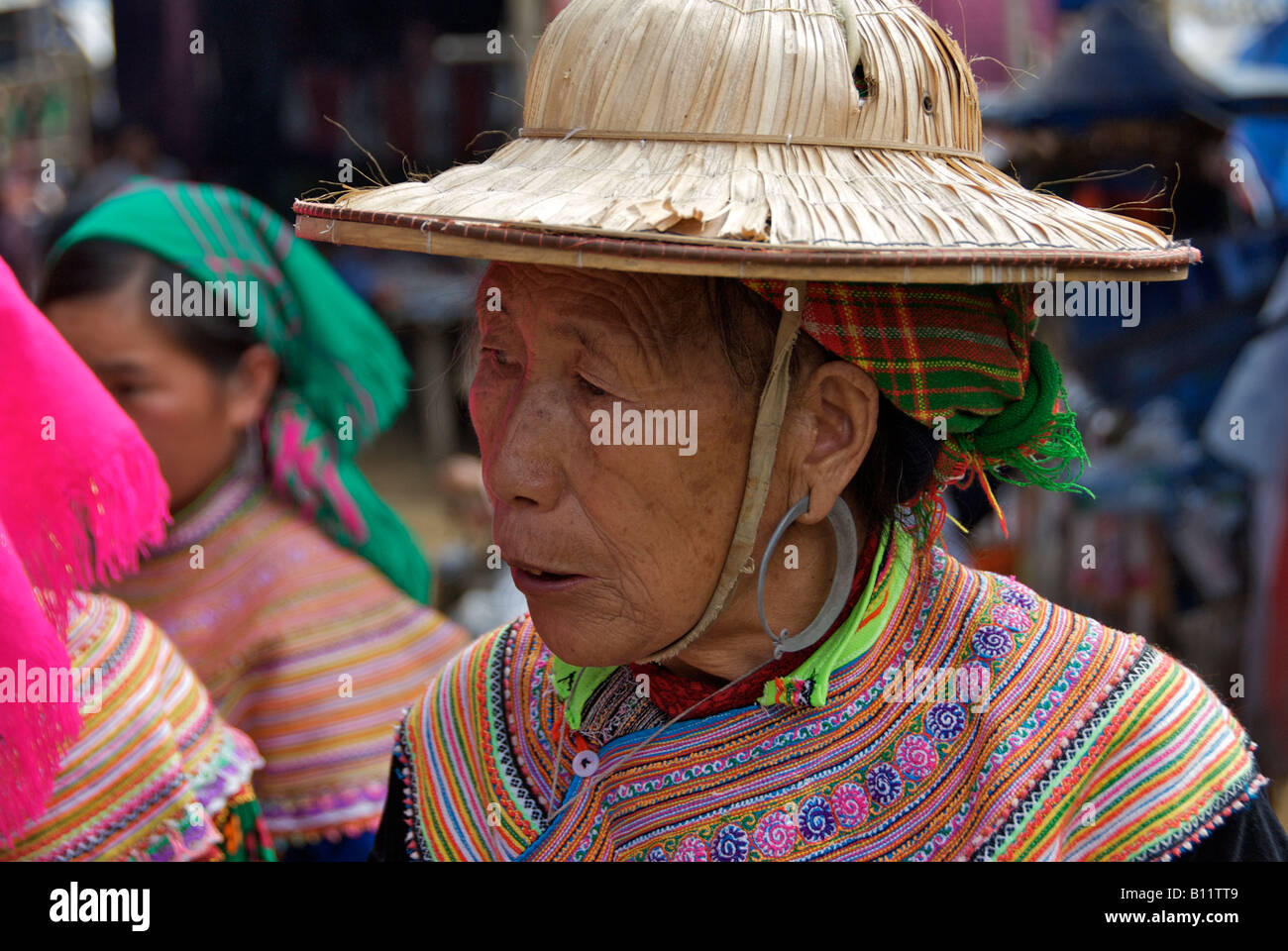 Personnes âgées portrait femme Flower Hmong chapeau de paille dans le marché du dimanche de Bac Ha dans le nord du Viet Nam Banque D'Images