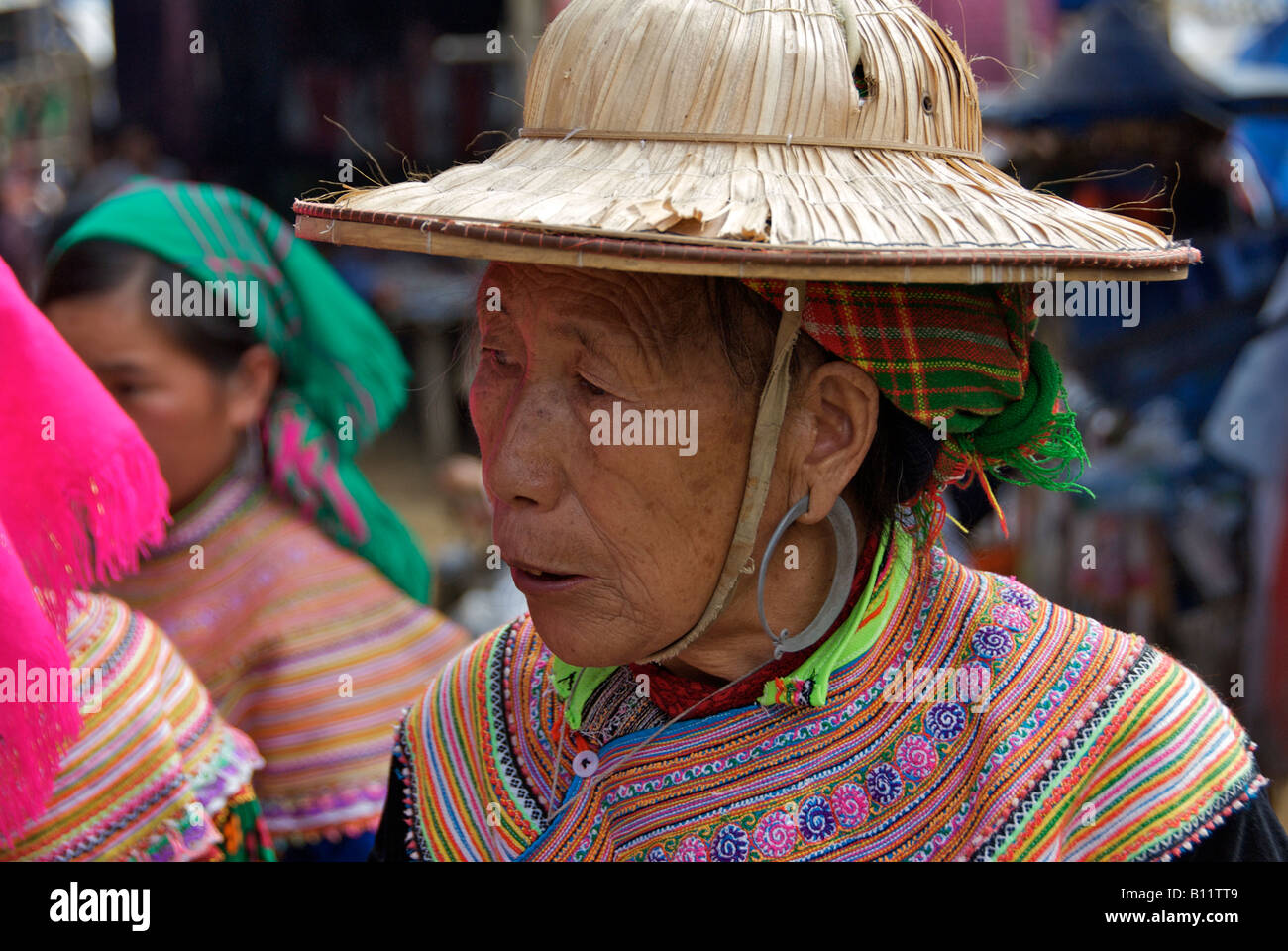 Personnes âgées portrait femme Flower Hmong chapeau de paille dans le  marché du dimanche de Bac Ha dans le nord du Viet Nam Photo Stock - Alamy