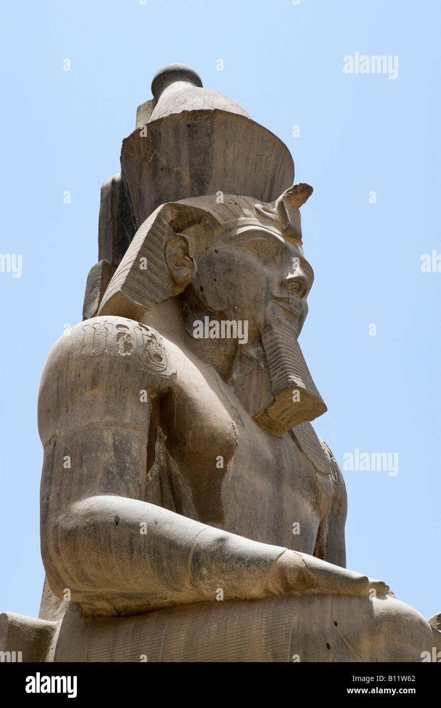 Assis Colosse de Ramsès II à la colonnade d'Aménophis III, le temple de Louxor, Louxor, vallée du Nil, l'Egypte Banque D'Images