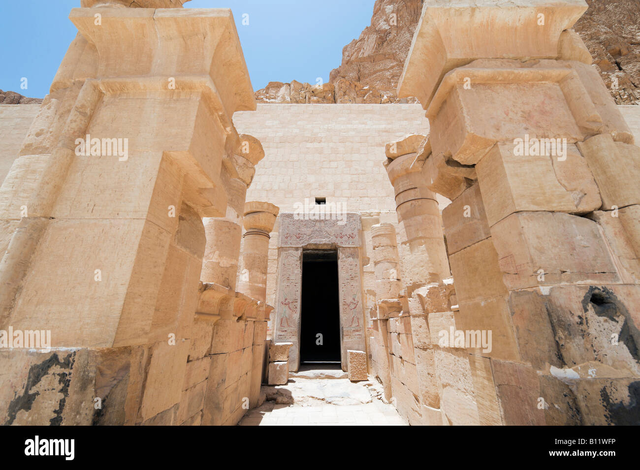 Entrée au sanctuaire d'Amon, terrasse supérieure, Deir el Bahri (temple funéraire de la reine Hatchepsout), Louxor, vallée du Nil, Egyt Banque D'Images