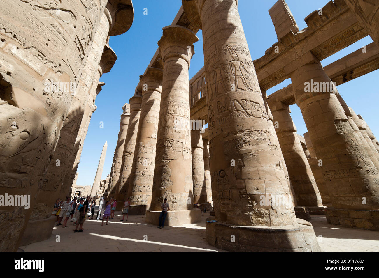 Piliers dans la salle hypostyle et l'Obélisque Hatshepsout, de la Cité parlementaire d'Amon, Temple de Karnak, Louxor, vallée du Nil, l'Egypte Banque D'Images