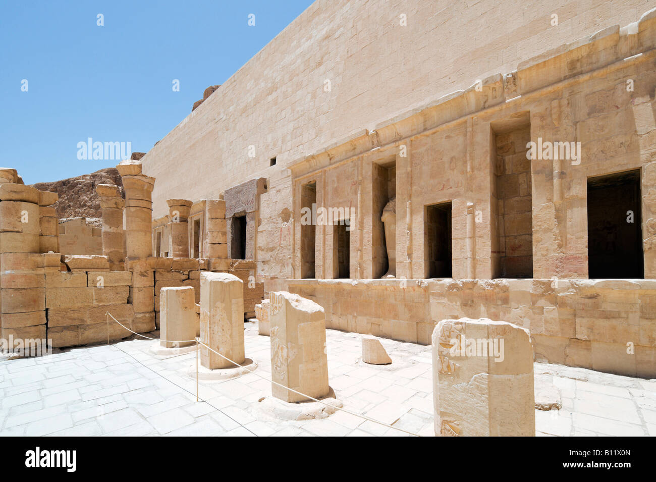 Terrasse supérieure, Deir el Bahri (temple funéraire de la reine Hatchepsout), Cisjordanie, Louxor, vallée du Nil, Egyt Banque D'Images