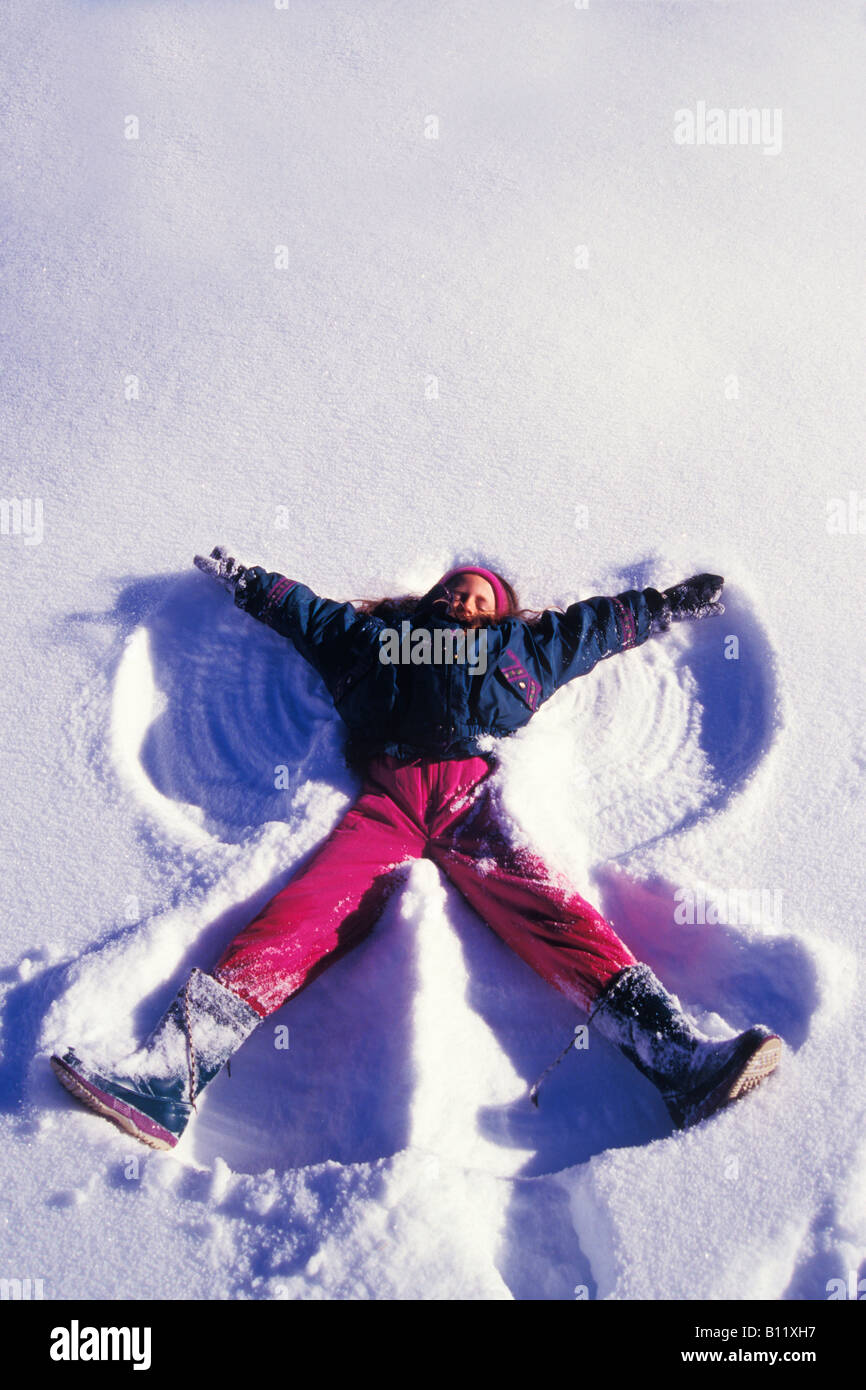 Une enfant de neuf ans, elle prépare un ange dans la neige fraîche de Crested Butte Colorado USA Banque D'Images