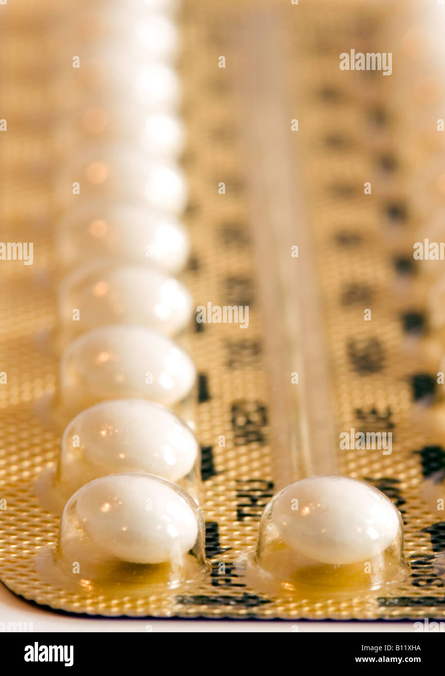 Close up d'un paquet de Microgynon female and male contraception féminine ; UK Banque D'Images