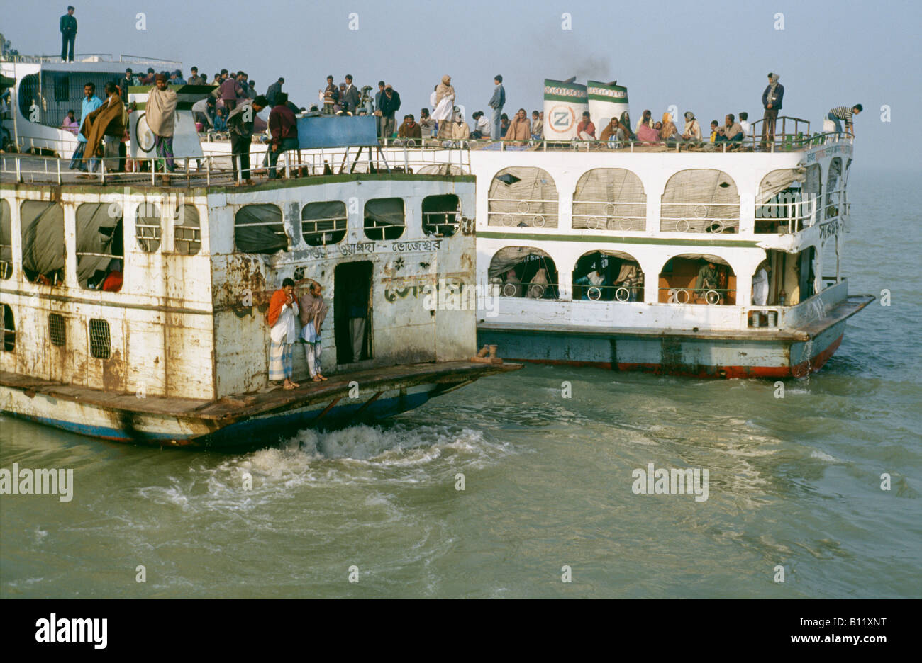La foule sur les écrans de vieux traversant une rivière au Bangladesh Banque D'Images