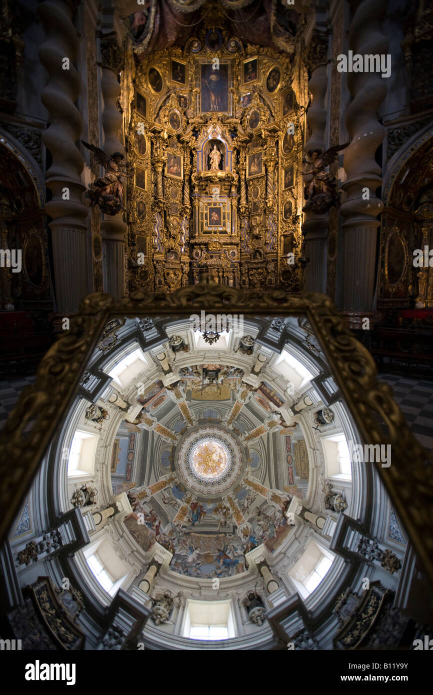 Le dôme de San Luis de los Franceses reflète l'église sur un vieux miroir,  Séville, Espagne Photo Stock - Alamy