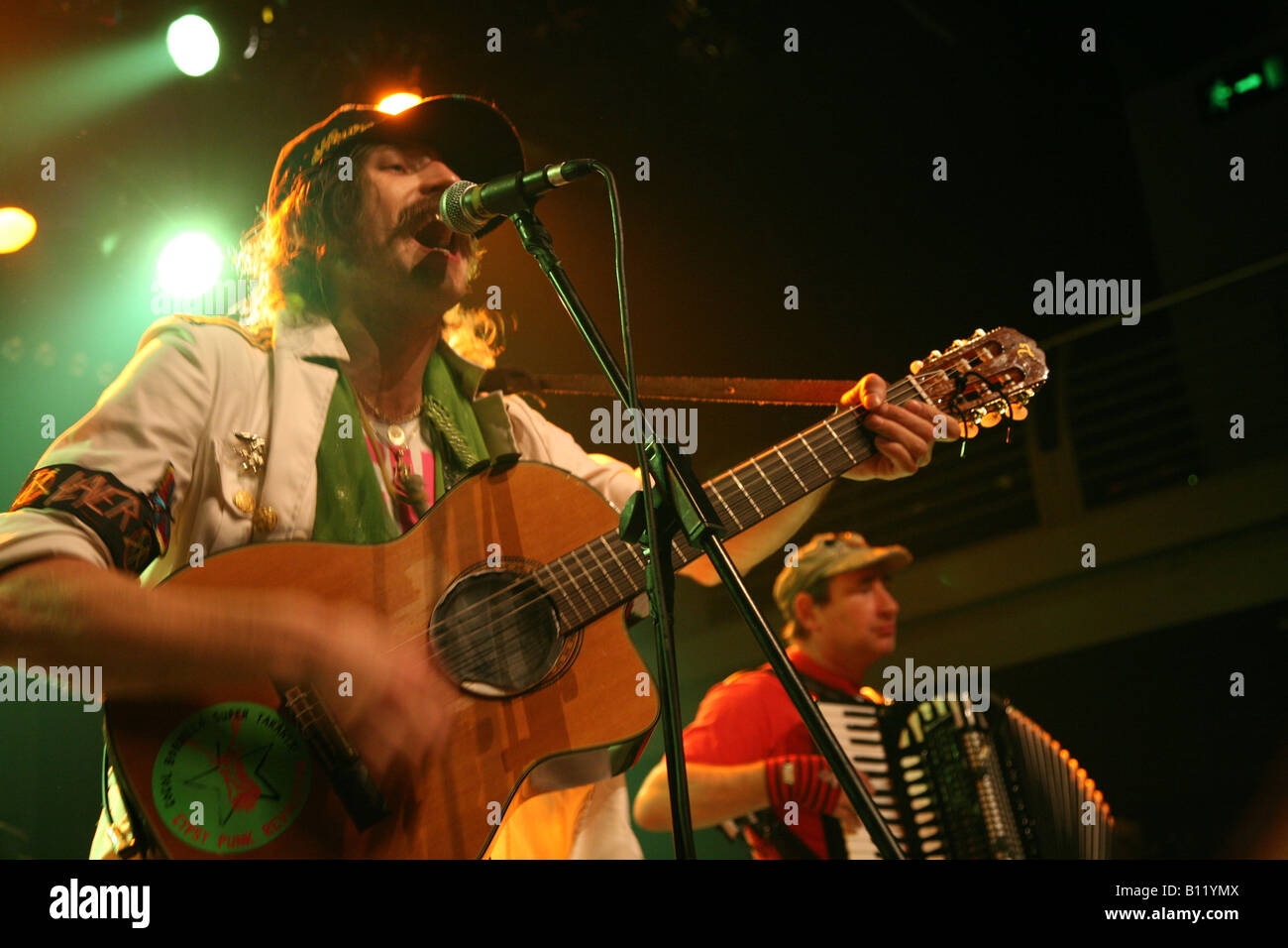 Gypsy punk Gogol Bordello "'. Musicien ukrainien Eugene Hutz. Banque D'Images