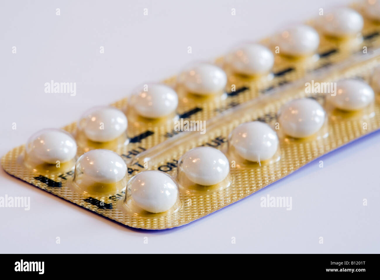 Pilule contraceptive - Close up d'un paquet de Microgynon female and male contraception féminine, UK Banque D'Images