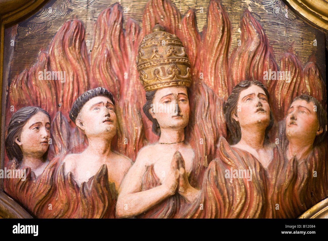 Relief (18ème siècle) montrant un pape et d'autres personnes du clergé de damnés les flammes de l'enfer, l'église El Salvador, Séville, Espagne Banque D'Images