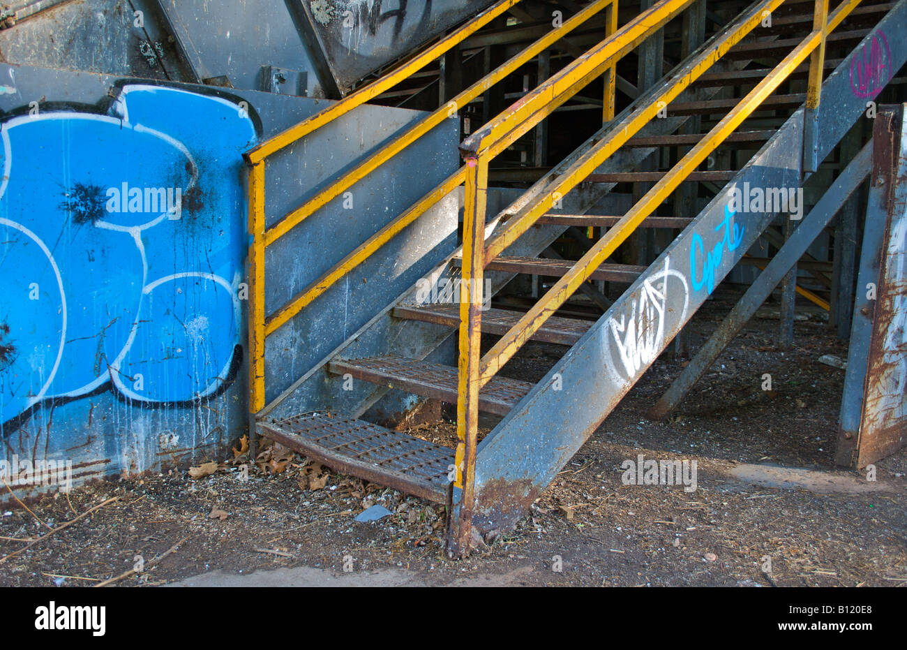 Escalier métallique dans une usine abandonnée, remplis de graffitis et d'autres sortes de vandalisme et l'impureté Banque D'Images