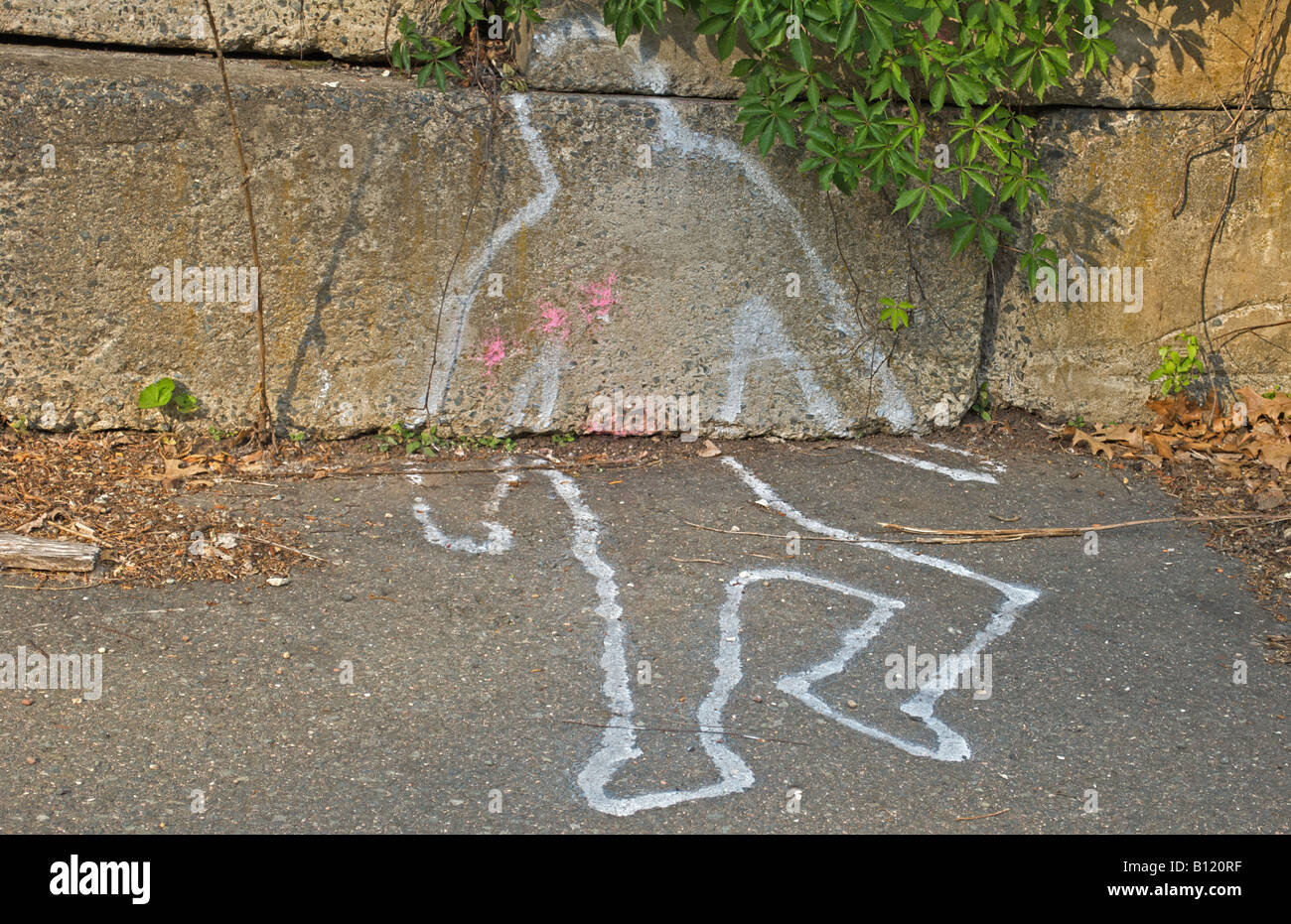 Un contour d'un corps contre le mur de béton Banque D'Images