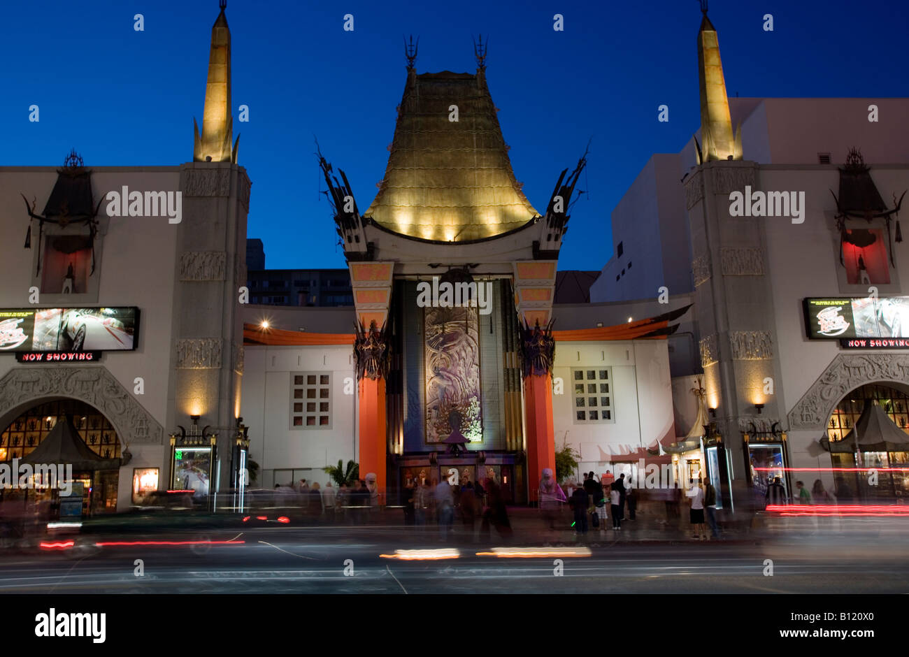 Graumans Chinese Theatre et Hollywood Boulevard au crépuscule Banque D'Images