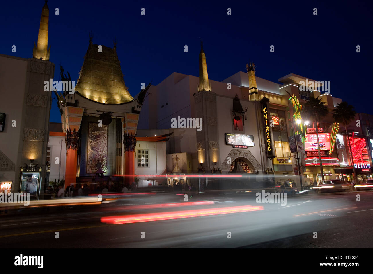 Graumans Chinese Theatre et Hollywood Boulevard au crépuscule Banque D'Images