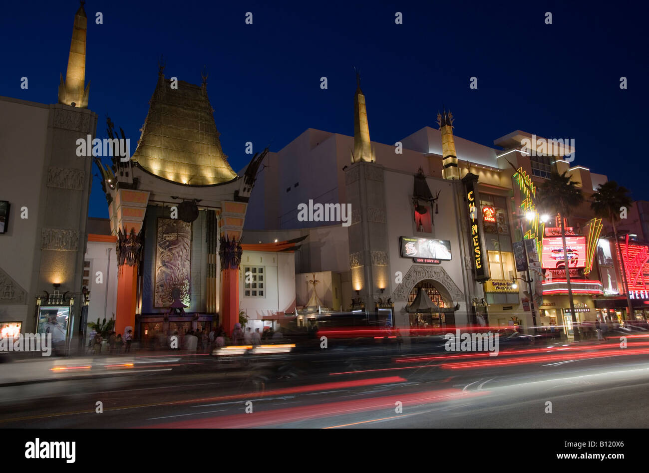 Graumans Chinese Theatre et Hollywood Boulevard au crépuscule Banque D'Images