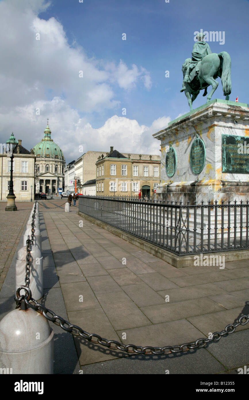 Statue du Roi Frederik V et Frederikskirken Marmorkirken, ou, ou en Churchin l'Amalienborg Rococo Palads, Copenhague. Banque D'Images
