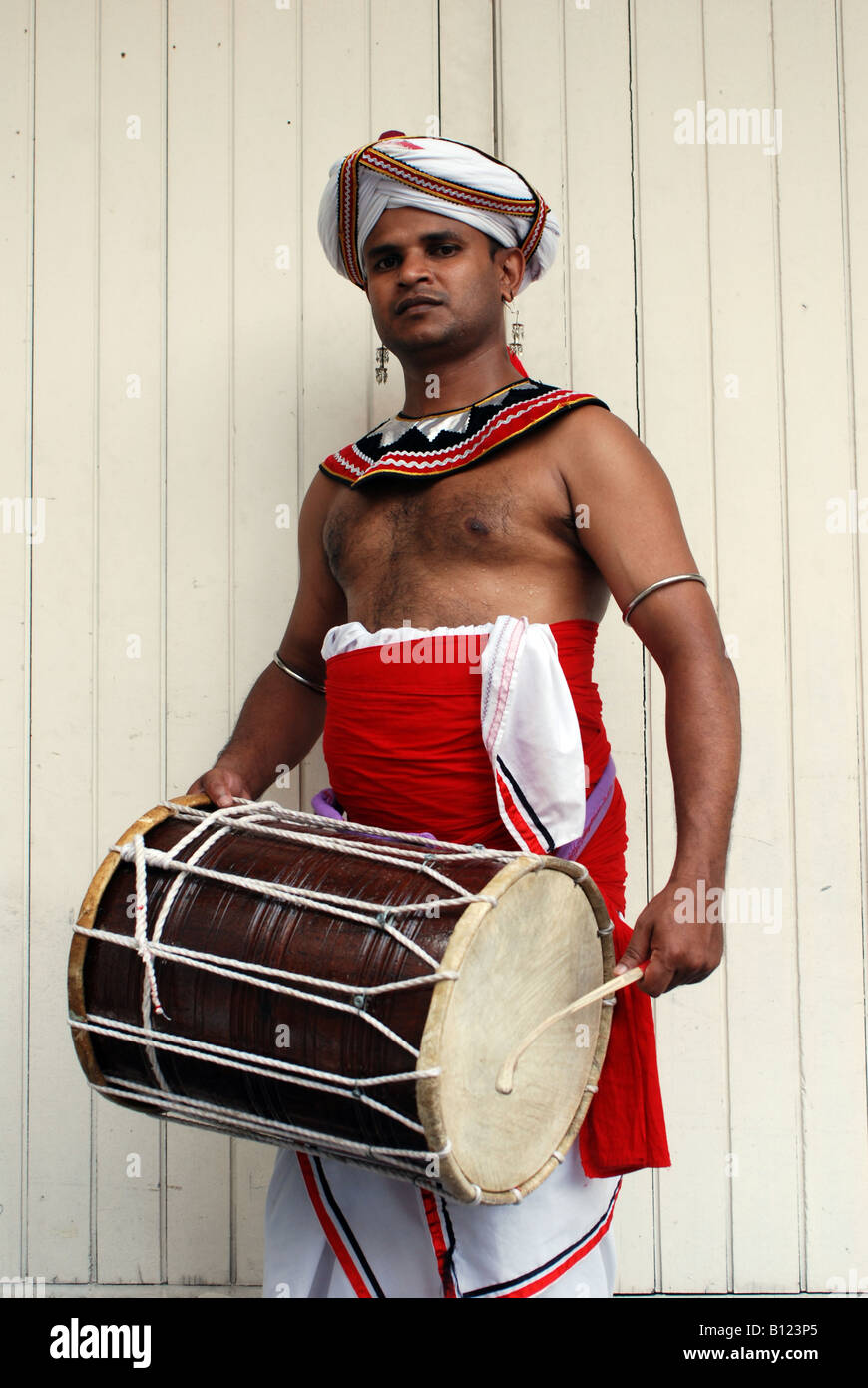 Tambour battant le batteur sri-lankais Banque D'Images