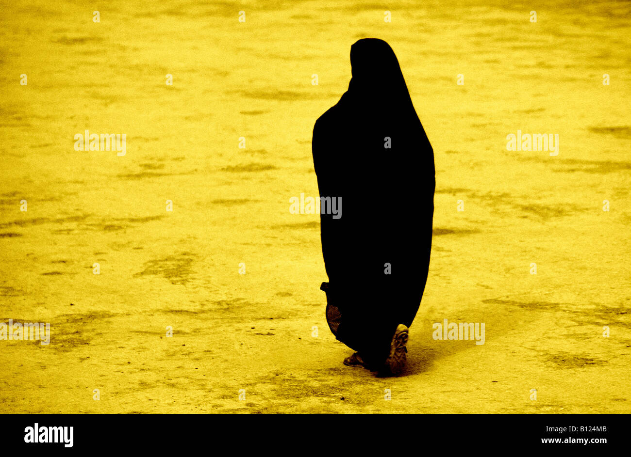Femme marocaine en robes noires Banque D'Images