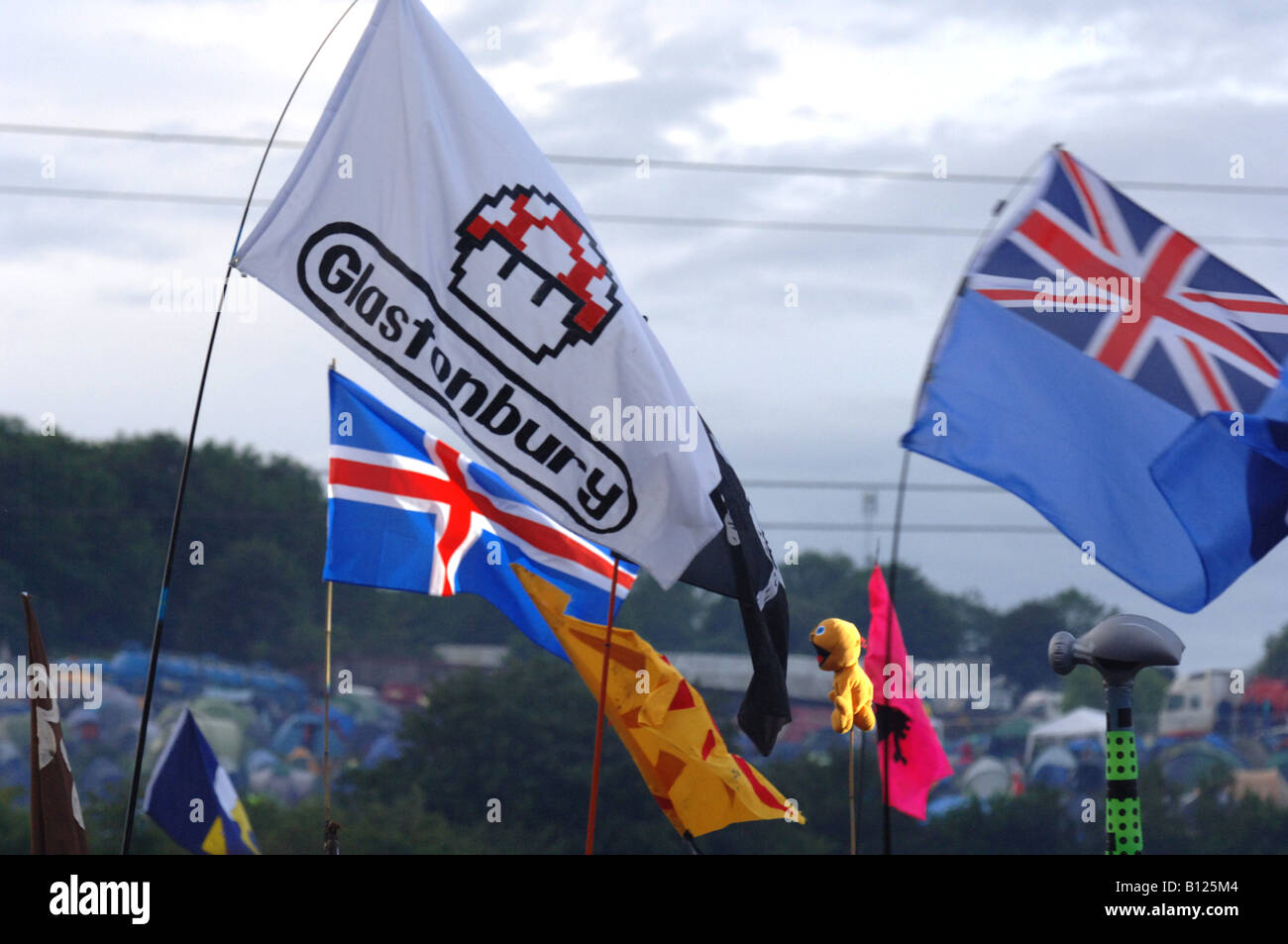 Drapeaux d'être agité à Glastonbury music festival Banque D'Images