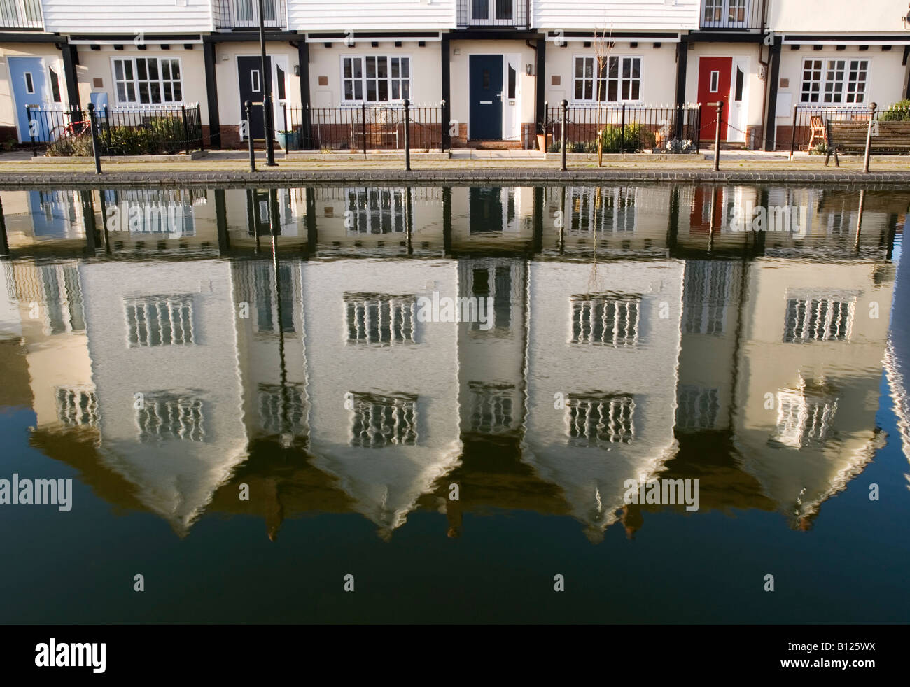 Rangée de maisons qui se reflètent dans un bassin d'eau. Banque D'Images