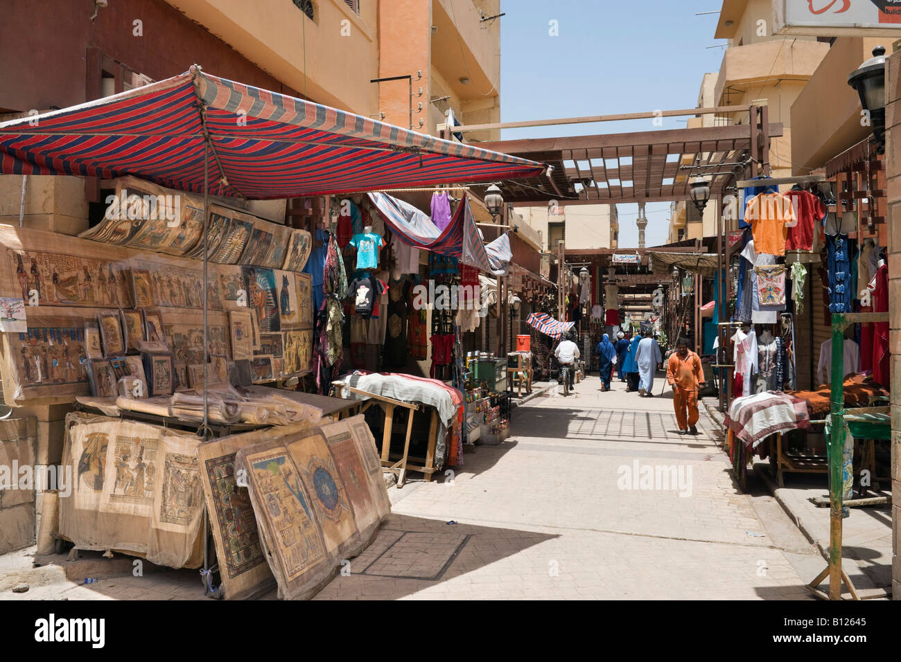 Boutiques dans le bazar, Sharia al Souk, Luxor, Egypt Banque D'Images