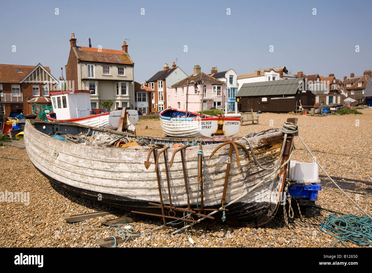 UK Angleterre Suffolk Aldeburgh bateaux de pêche sur la plage Banque D'Images