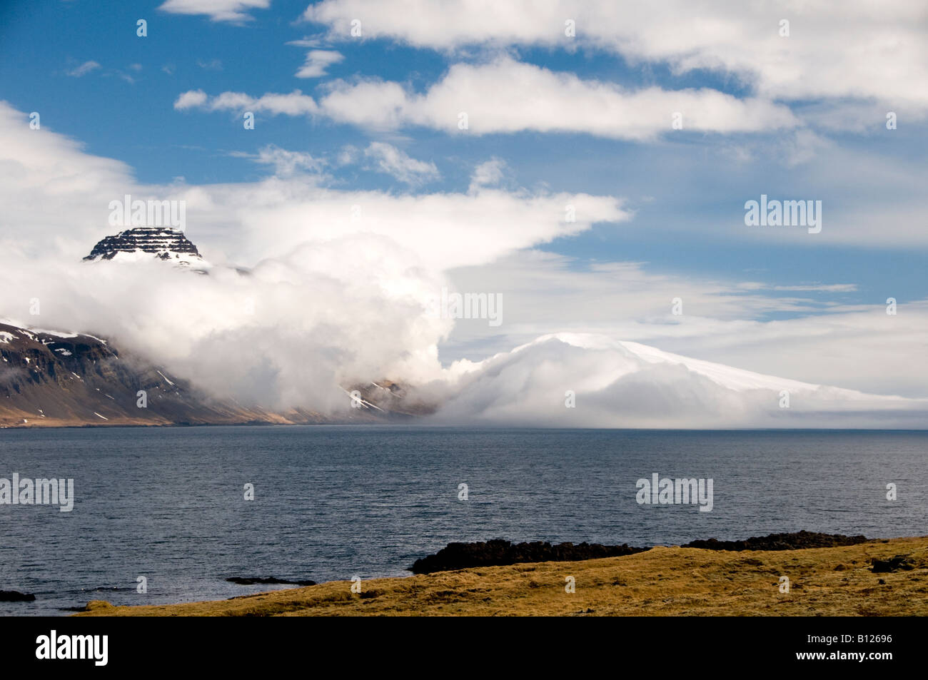 Reydarfjordur et les montagnes de la région du col Oddsskaro dans les Fjords de l'Est Région de l'Est de l'islande Banque D'Images