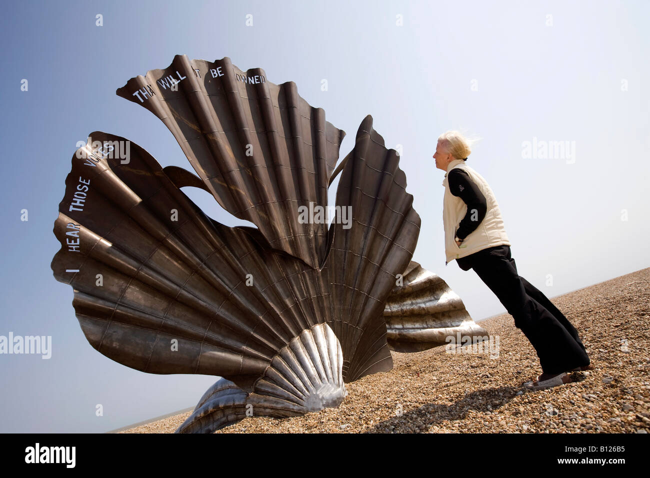 UK Angleterre Suffolk Aldeburgh artiste Maggie Hamblings Benjamin Britten scallop shell sculpture on beach Banque D'Images