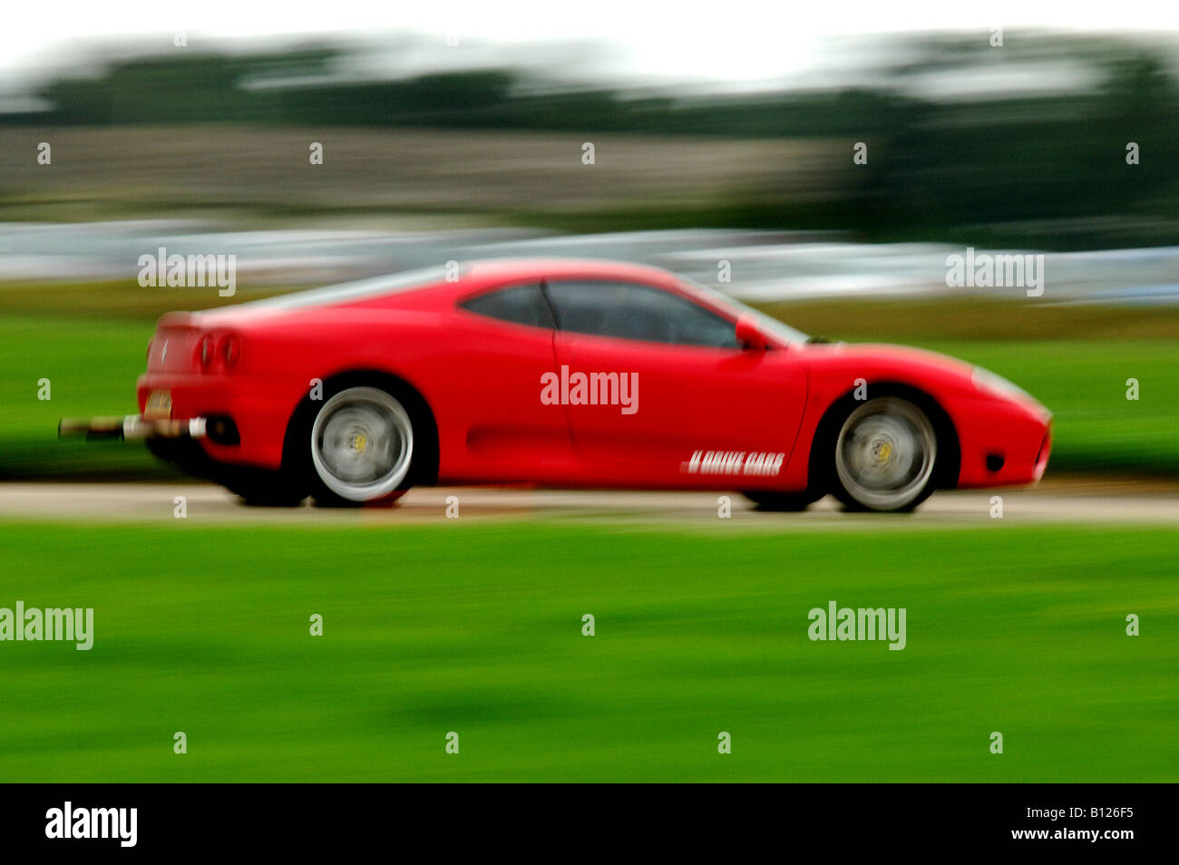 Rouge Ferrari Racing sur la voie Banque D'Images