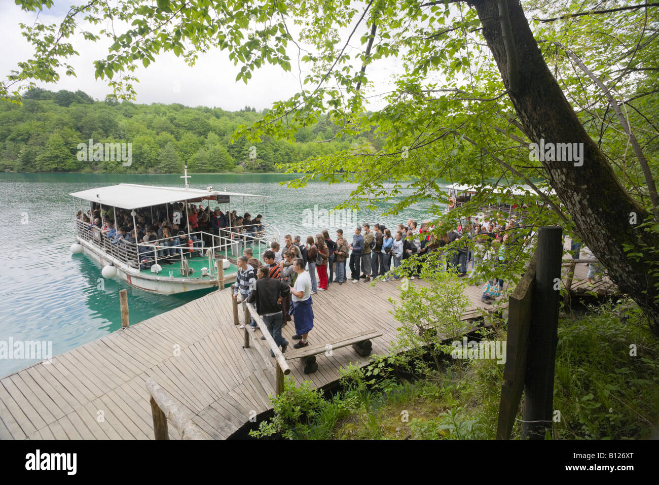 Tour en bateau sur le lac Kozjak, parc national de Plitvice en Croatie, région des lacs inférieurs Méditerranée Banque D'Images