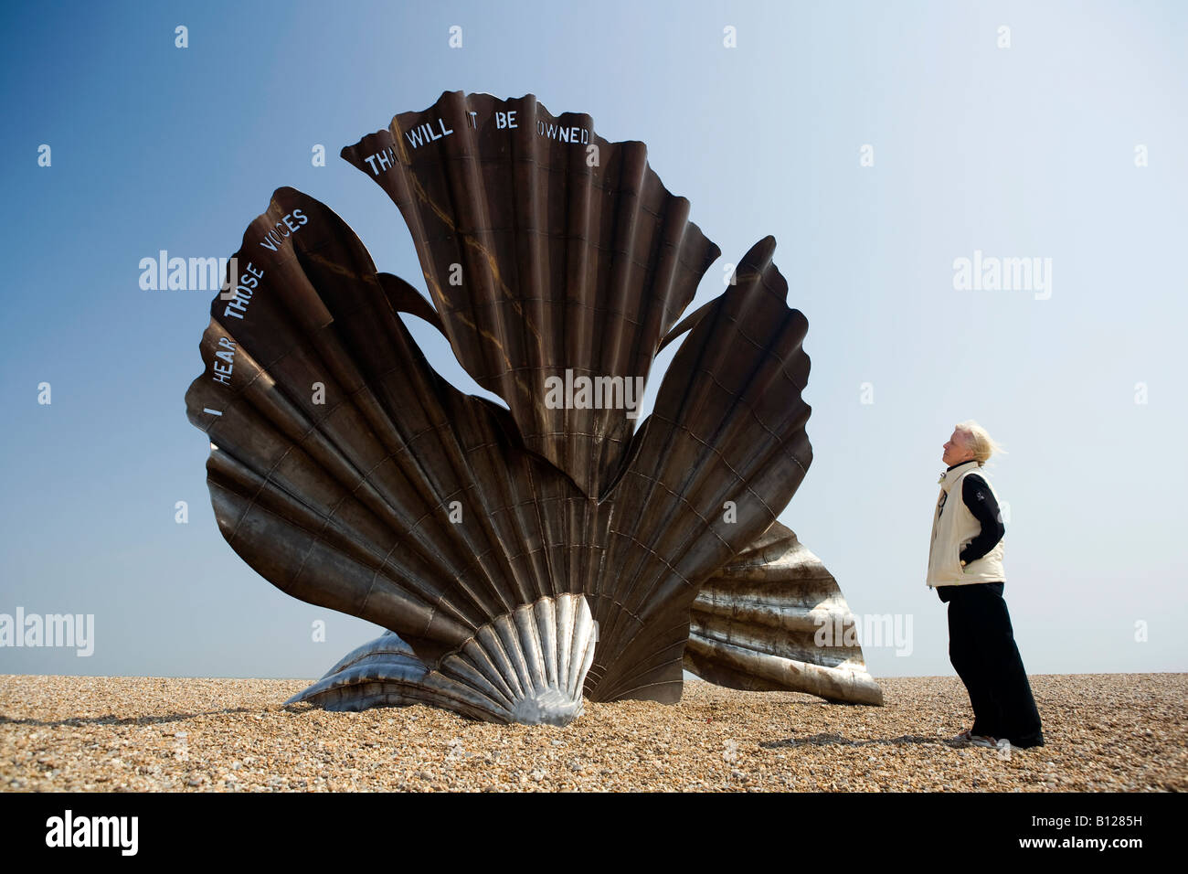 UK Angleterre Suffolk Aldeburgh artiste Maggie Hamblings Benjamin Britten scallop shell sculpture on beach Banque D'Images