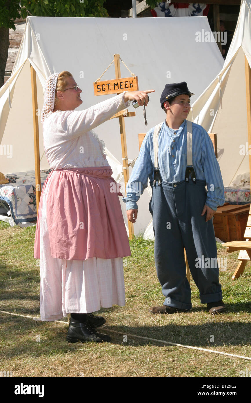 La guerre civile Reenactment Canfield Canfield Ohio juste remarque woman is holding caméra moderne Banque D'Images