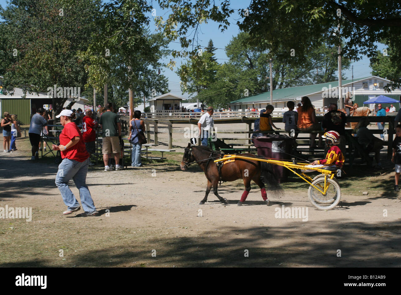 Jeune garçon Sulky Promenades attelées courses de chevaux juste Canfield Canfield Ohio County Fair Mahoning Banque D'Images