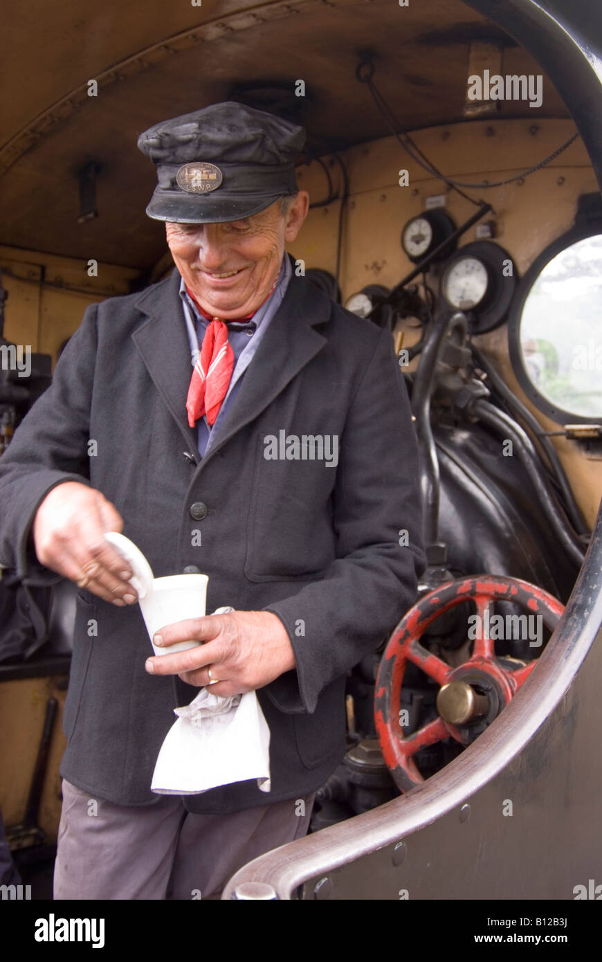 Le pilote du moteur ayant une pause thé sur la Station de Train à vapeur à Sheringham, Norfolk, Royaume-Uni Banque D'Images