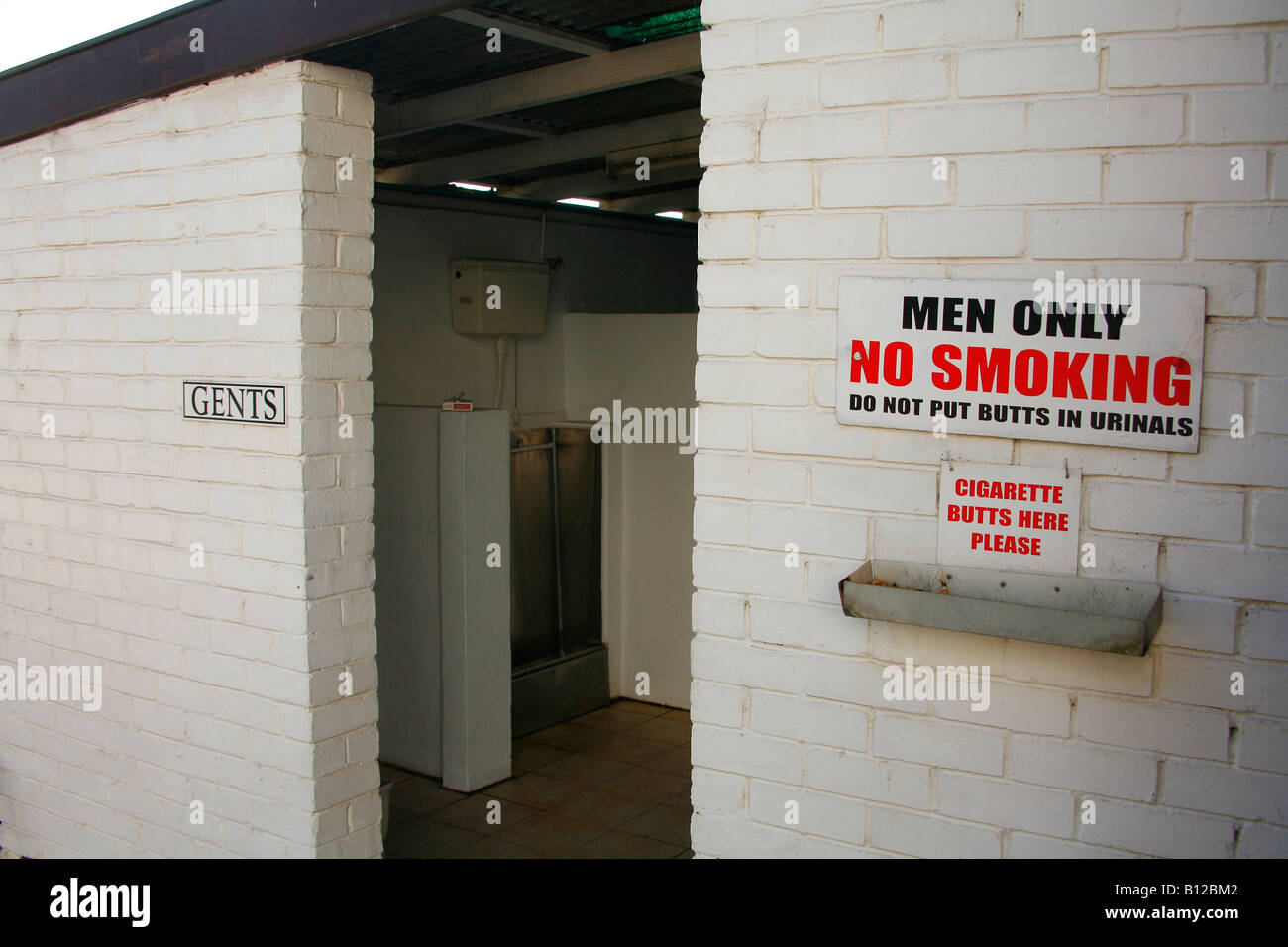 Aucun signe de fumer à l'extérieur d'humour toilettes pour hommes Banque D'Images