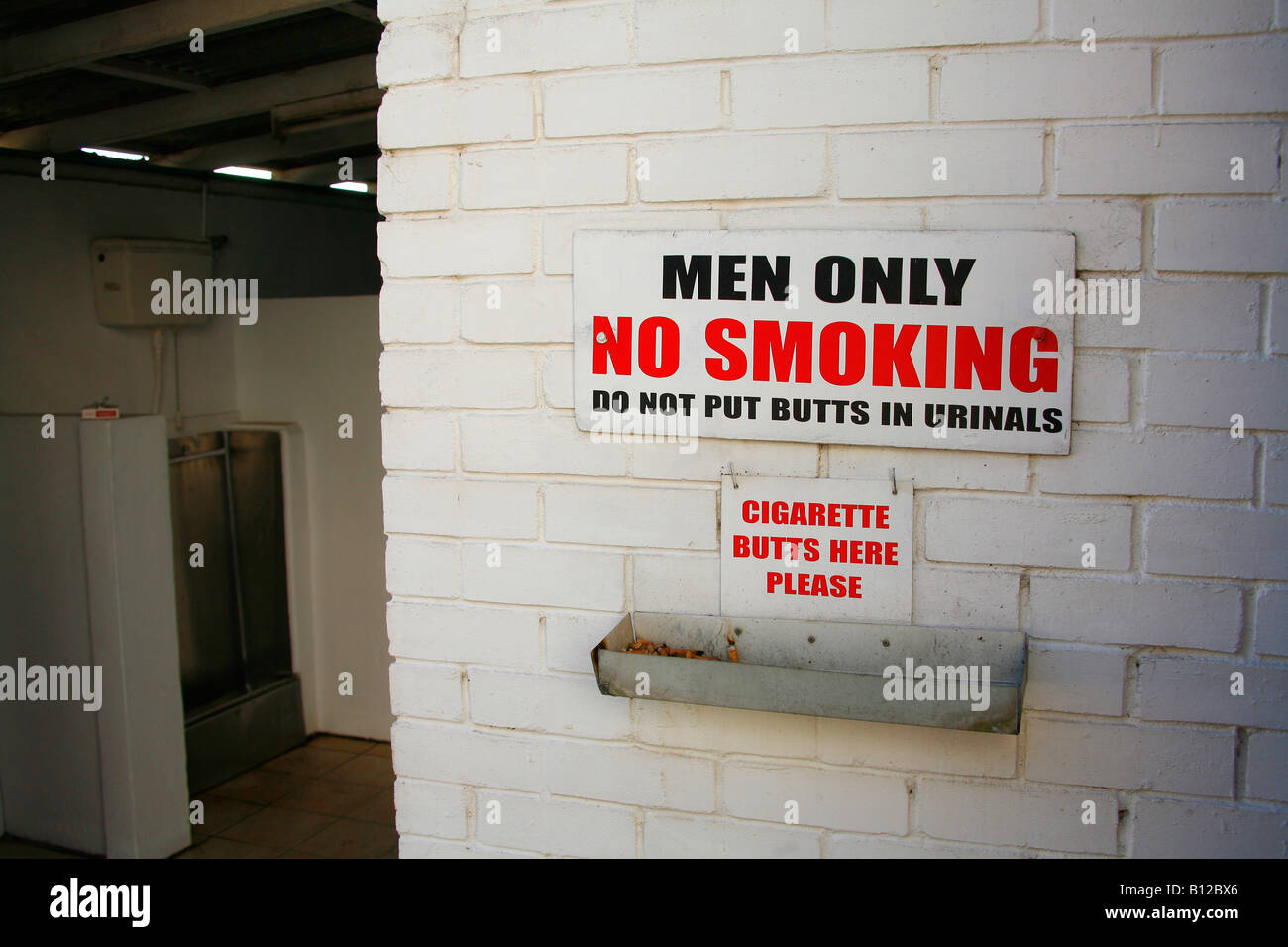 Aucun signe de fumer à l'extérieur d'humour toilettes pour hommes Banque D'Images