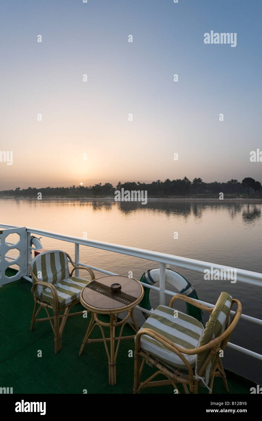 Lever du soleil depuis le pont d'un River Nile Cruiser entre Louxor et Quena, vallée du Nil, l'Egypte Banque D'Images