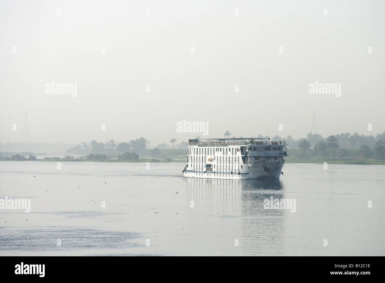 High key shot du bateau de croisière sur le Nil à Louxor, quena en aval de la vallée du Nil, l'Egypte Banque D'Images