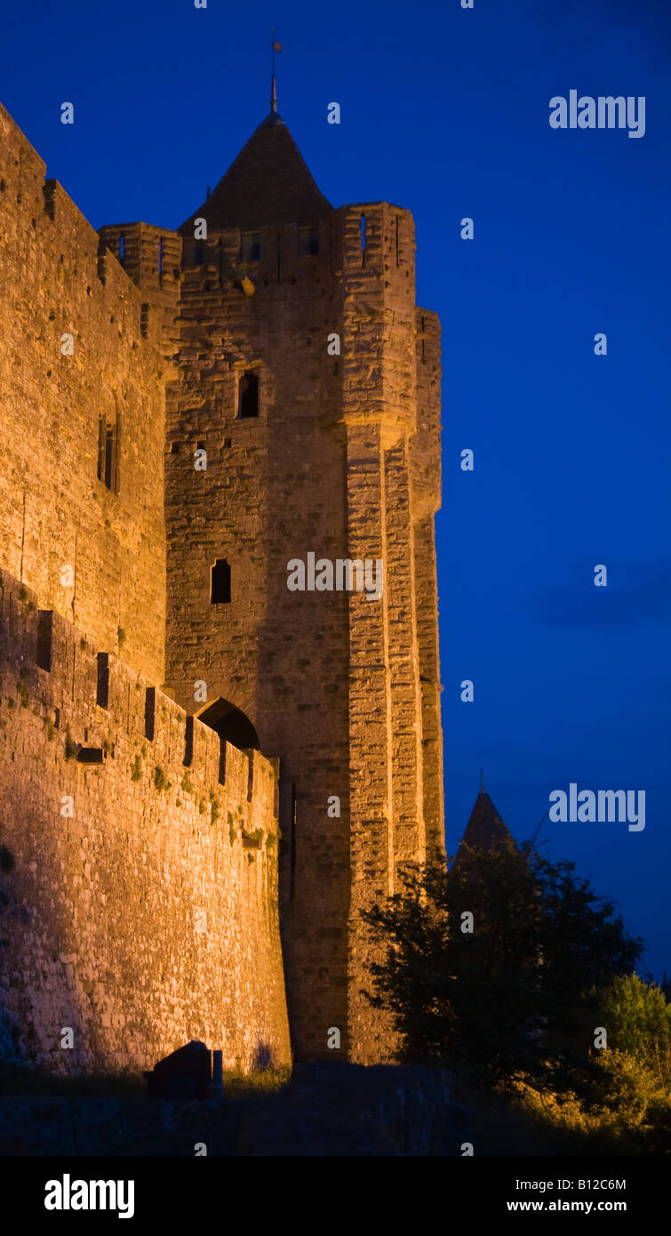 Les murs de la ville de Carcassonne, une ville fortifiée médiévale française lit up at night Banque D'Images
