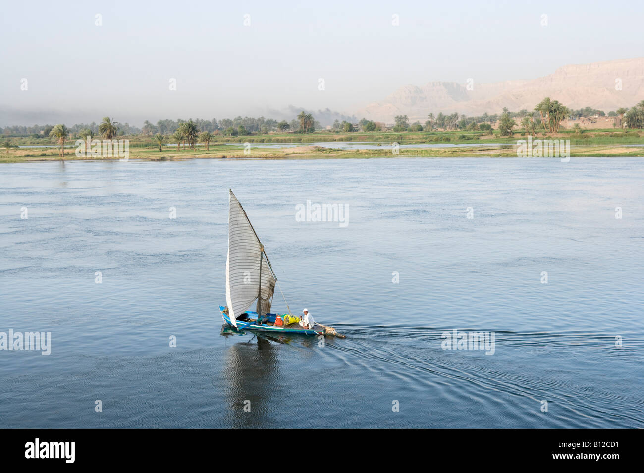 Felouque traditionnelle sur le Nil de Louxor en aval Quena près de la vallée du Nil, l'Égypte, Banque D'Images