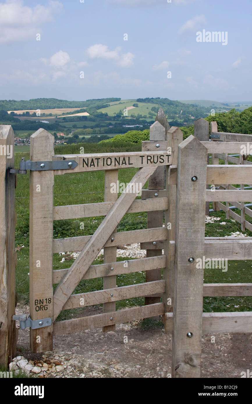 Wooden Stile Gate à l'entrée de la propriété National Trust à Cissbury Ring, West Sussex, Angleterre, Royaume-Uni Banque D'Images