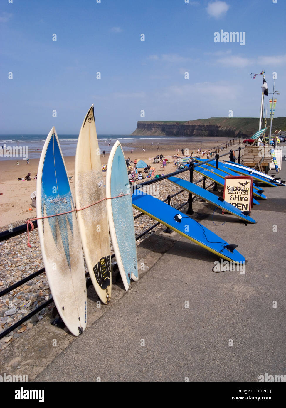 Des planches de surf à égalité contre station main courante à l'extérieur de la boutique de surf à Saltburn Cleveland UK Banque D'Images