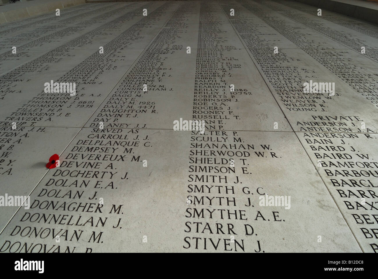Les noms des soldats disparus de la Première Guerre mondiale suivant inscrit sur porte de Menin à Ypres en Belgique Banque D'Images
