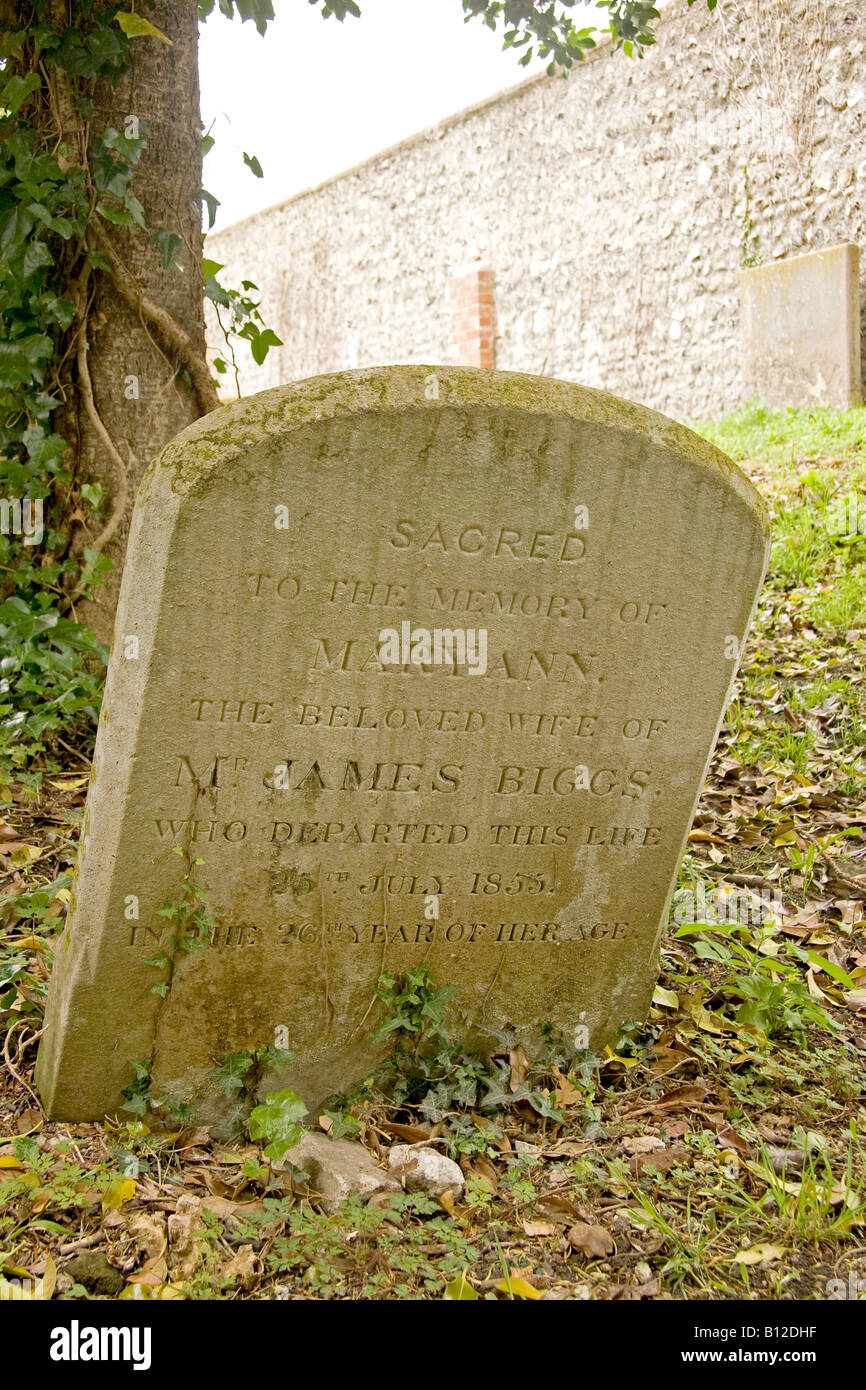 Pierre pierre tombale victorienne tombe envahie par les mauvaises herbes dans un cimetière de l'église dans l'East Sussex Lewes Banque D'Images