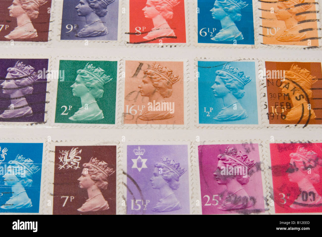 Vieux timbres britanniques représentant la reine Elizabeth Banque D'Images