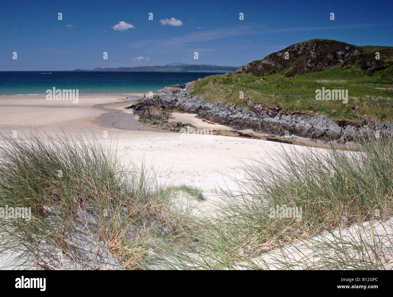 Cammas darach beach avec l'île de Skye en arrière-plan à Morar, côte ouest de l'Ecosse Banque D'Images