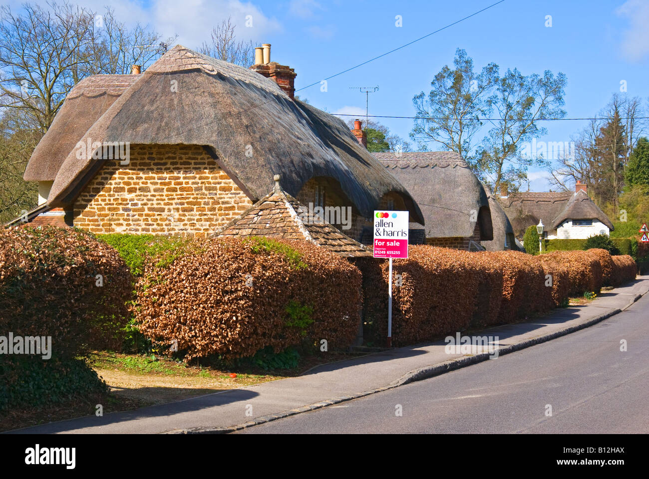 L'un d'une rangée de chaumières anglais attrayant à vendre à Sandy Lane Wiltshire England UK UE Banque D'Images