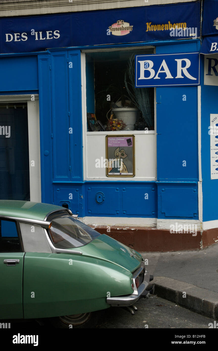 Citroën DS vert stationné sur une rue à l'extérieur d'un bar à Paris Montmartre Banque D'Images