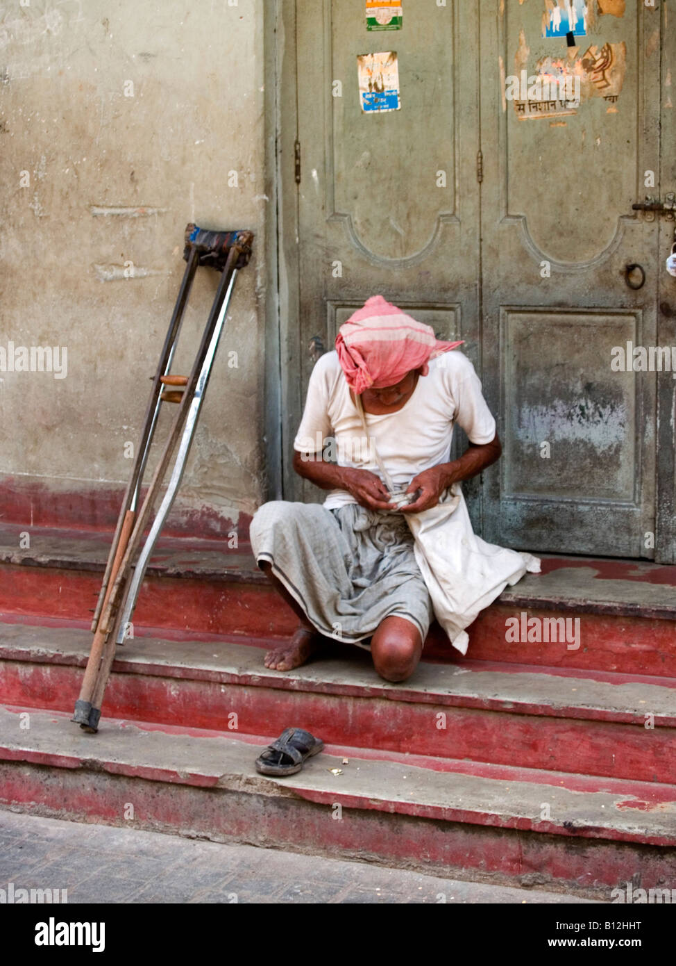 L'habitant de la rue et de sa béquille à Calcutta Banque D'Images