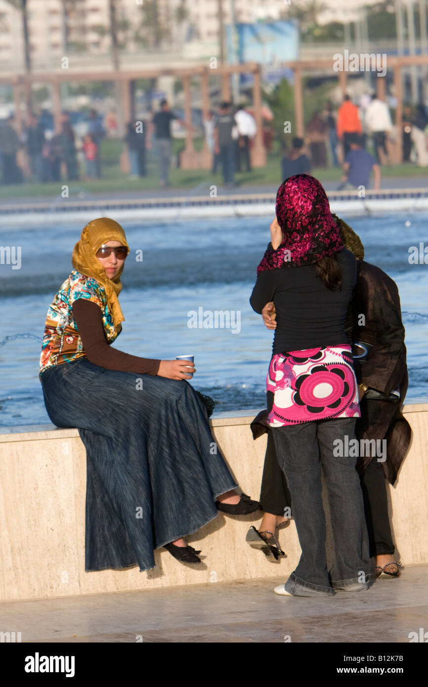 Tripoli, Libye, Afrique du Nord. La femme libyenne moderne Styles de vêtements en parc public, le centre-ville de Tripoli. Banque D'Images